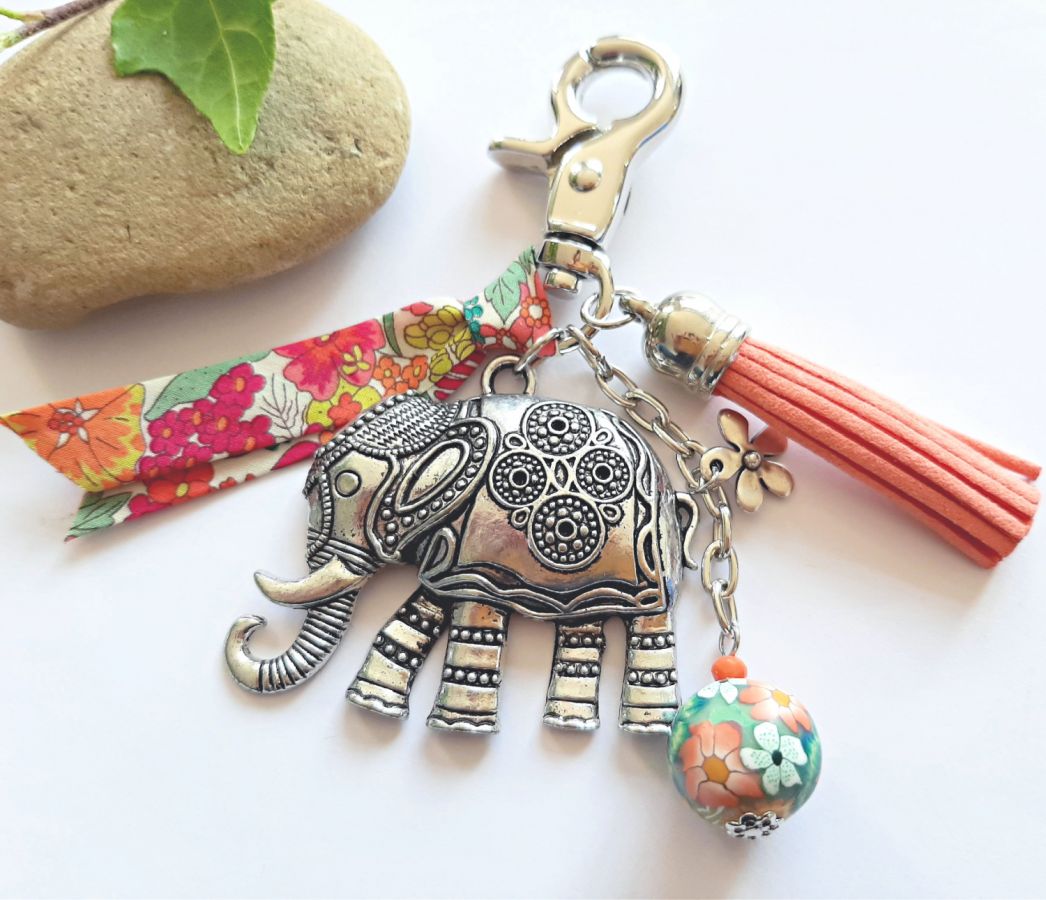 Jóia de bolsa com grande pingente de elefante de prata antiga e fita a condizer para um design único