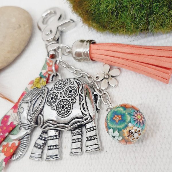 J&oacute;ia de bolsa com grande pingente de elefante de prata antiga e fita a condizer para um design &uacute;nico