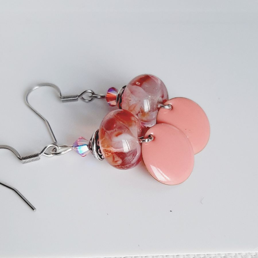 brincos de design rosa salmão com pérolas transparentes feitas à mão