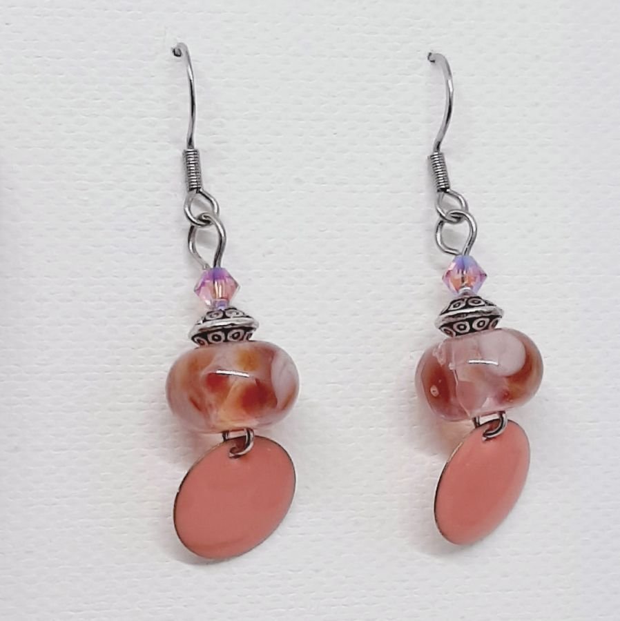 brincos de design rosa salmão com pérolas transparentes feitas à mão