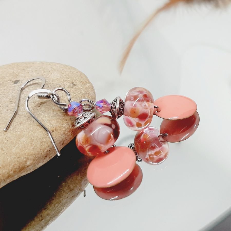 brincos de design rosa salmão com pérolas transparentes feitas à mão