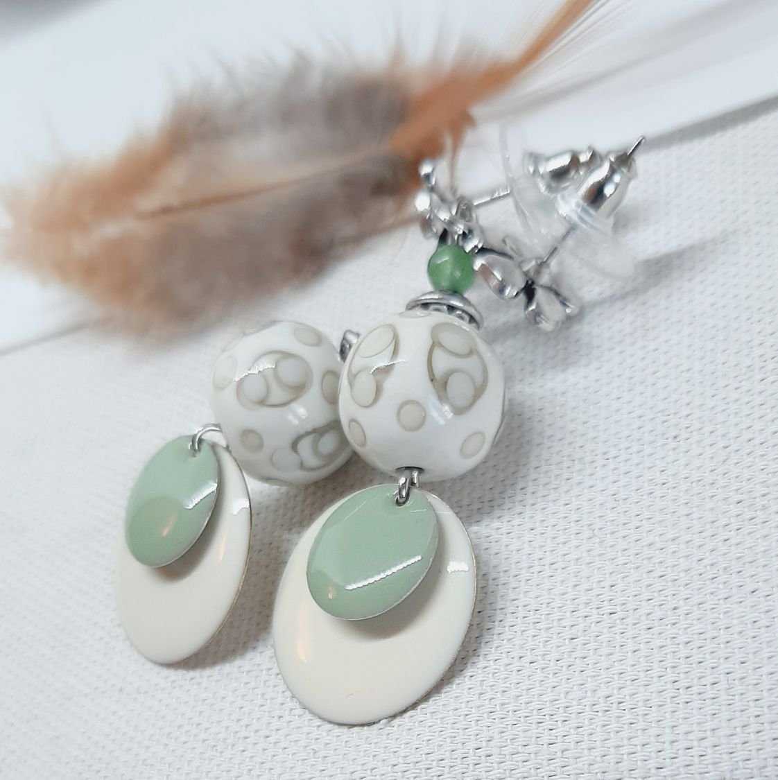 brincos bege cores da moda e verde amêndoa com contas feitas à mão 