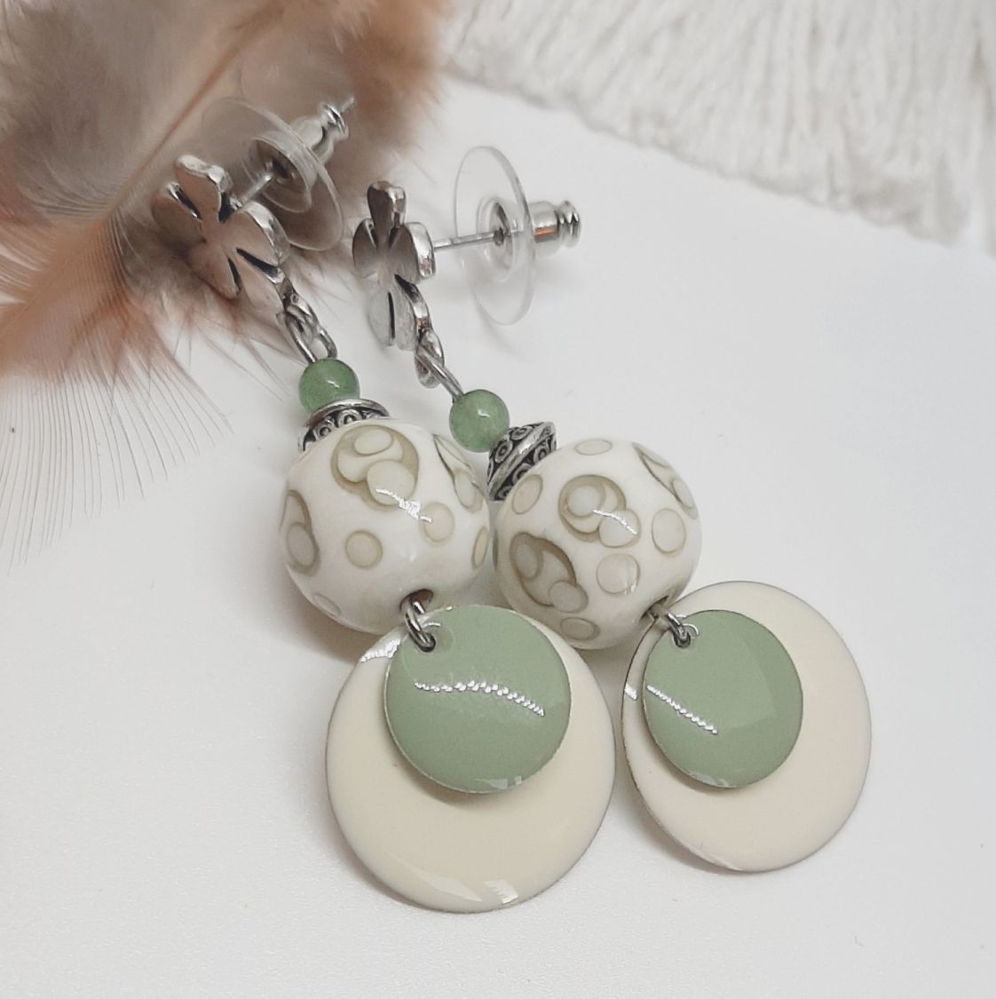 brincos bege cores da moda e verde amêndoa com contas feitas à mão 