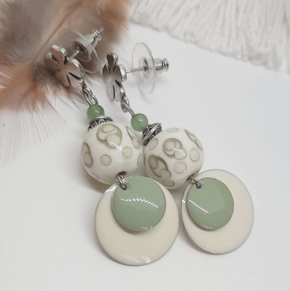 brincos bege cores da moda e verde am&ecirc;ndoa com contas feitas &agrave; m&atilde;o 