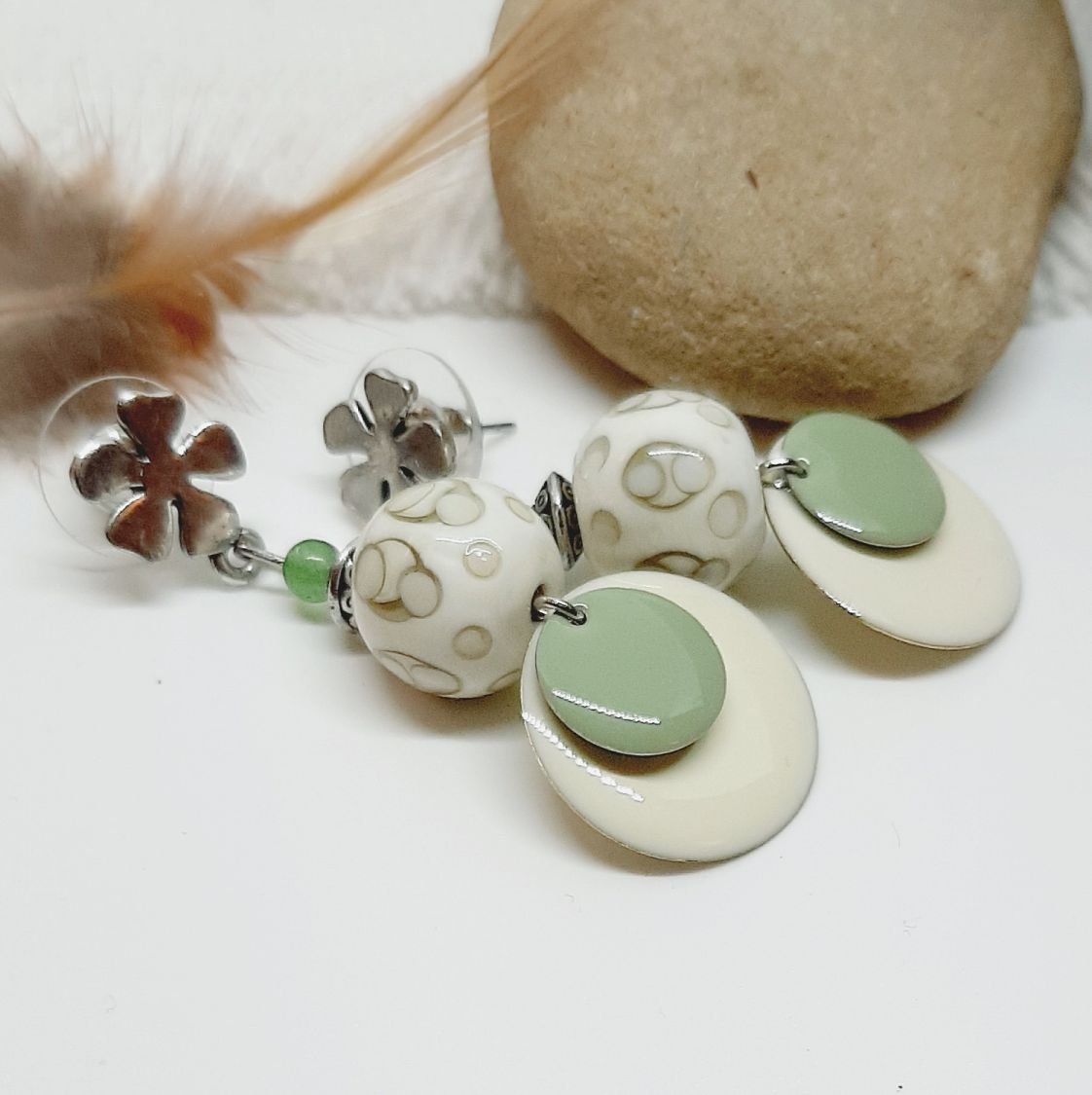 brincos bege cores da moda e verde amêndoa com contas feitas à mão 