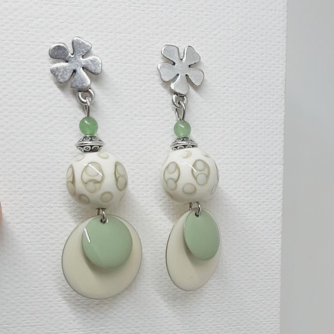 brincos bege cores da moda e verde amêndoa com contas feitas à mão 