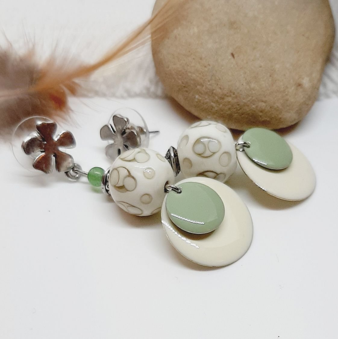 brincos bege cores da moda e verde amêndoa com contas feitas à mão 