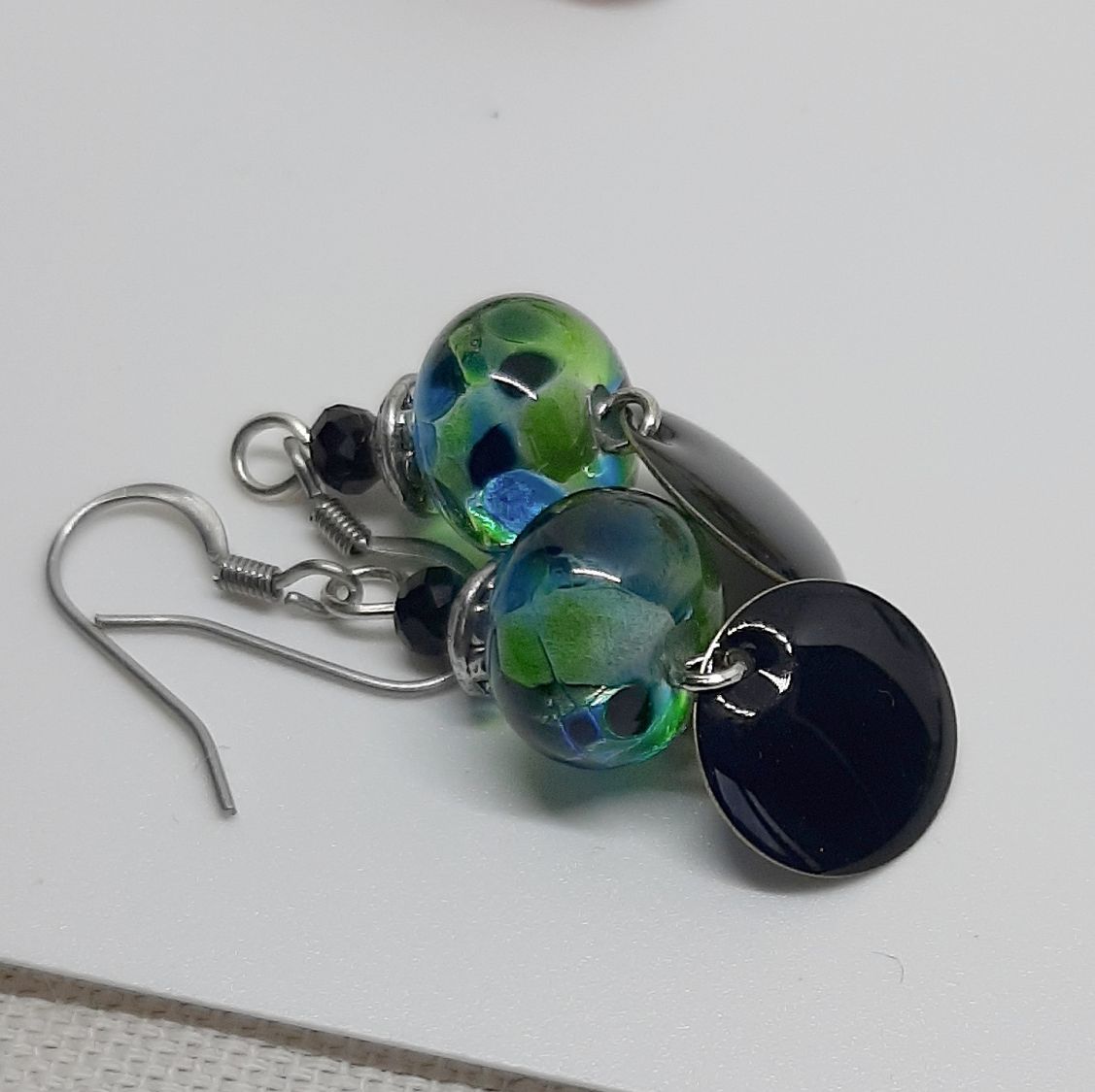brincos de desenhador verde e preto para orelhas furadas feitas à mão