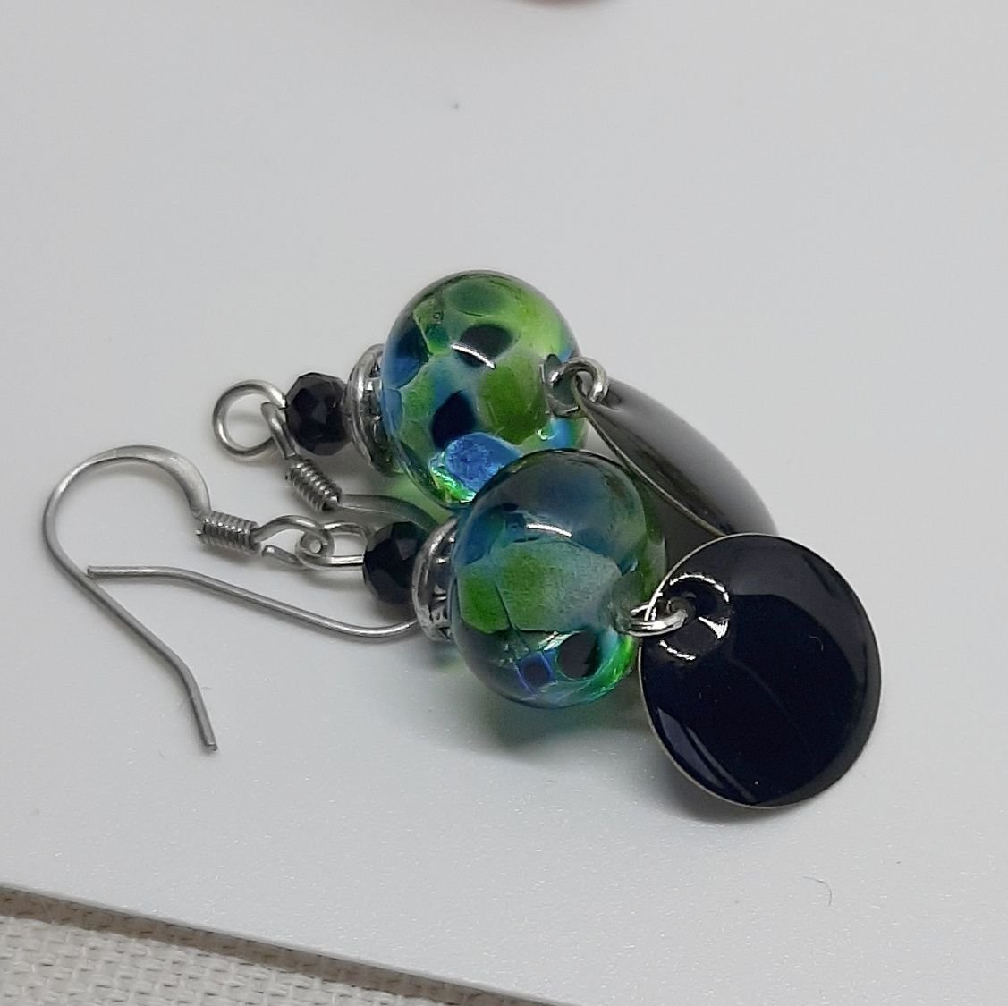 brincos de desenhador verde e preto para orelhas furadas feitas à mão