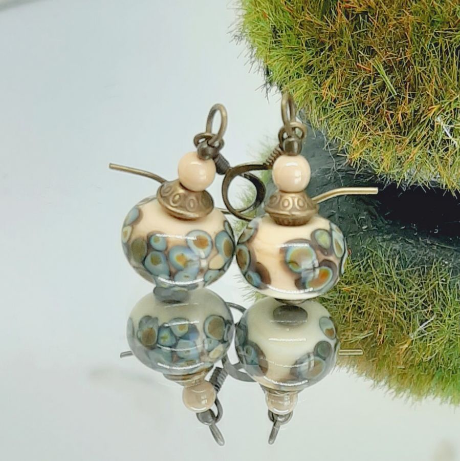 brincos de fantasia originais com uma conta de vidro de efeito bege e bronze