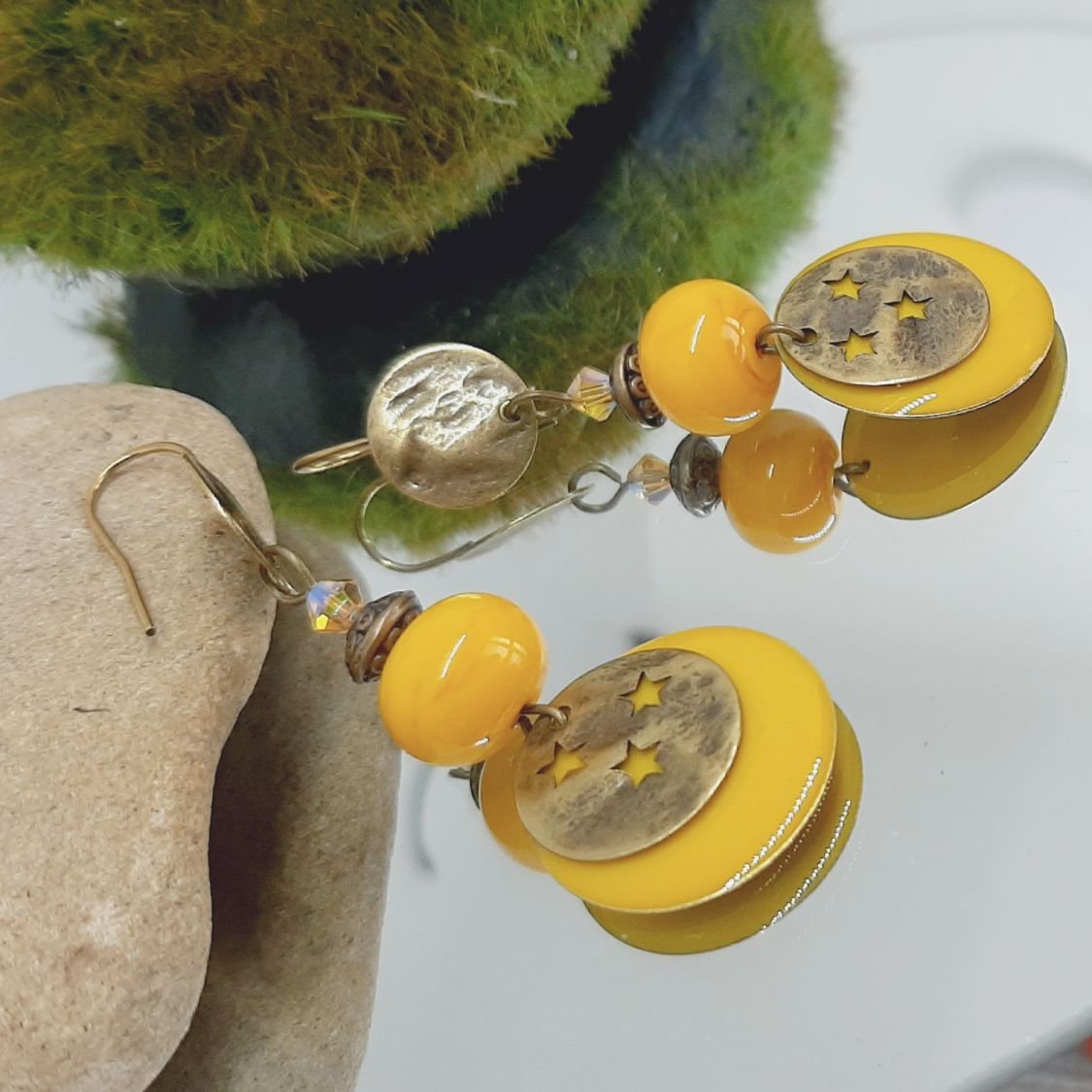 brincos amarelos de ranúnculo e bronze com missangas feitas à mão