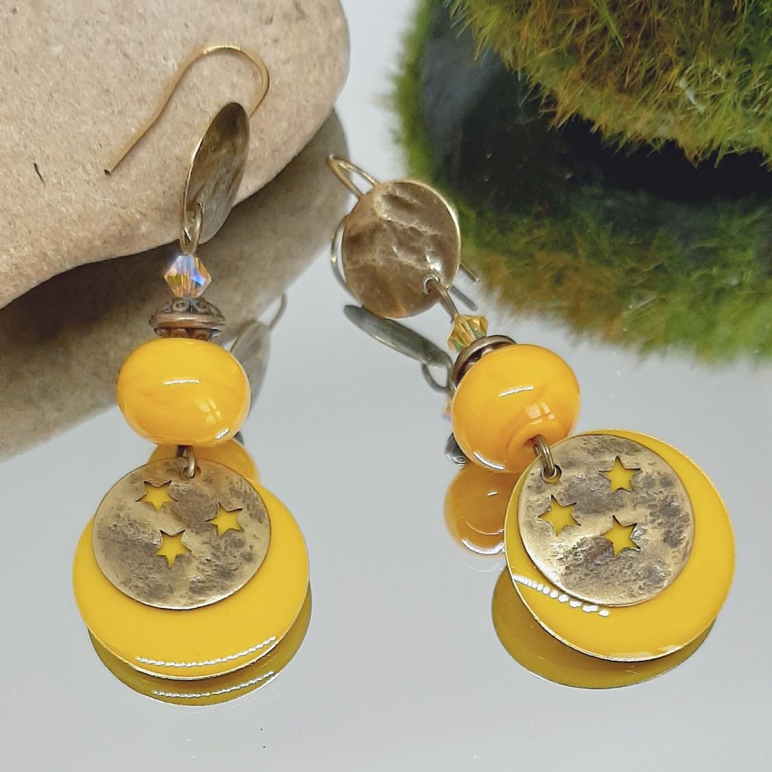 brincos amarelos de ranúnculo e bronze com missangas feitas à mão