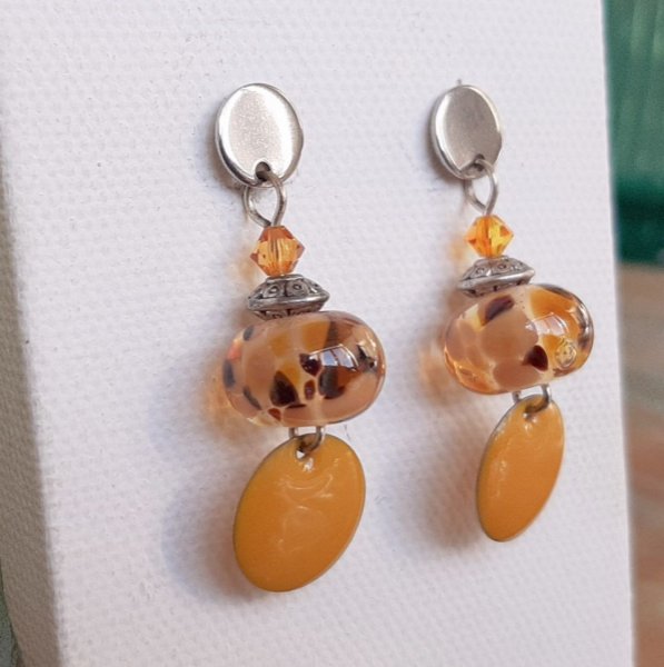 boucles d'oreilles pour oreilles perc&eacute;es jaune et marron couleurs tendance d'automne  