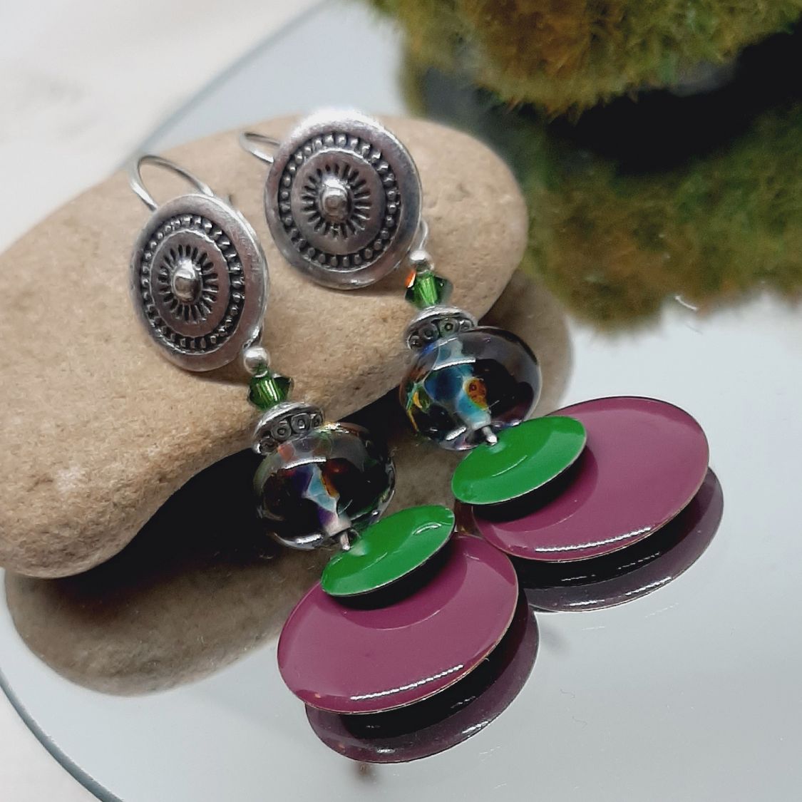 brincos para orelhas furadas verdes e púrpura cores originais e ajuste perfeito em contas de vidro