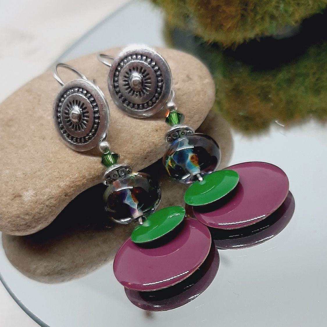 brincos para orelhas furadas verdes e púrpura cores originais e ajuste perfeito em contas de vidro