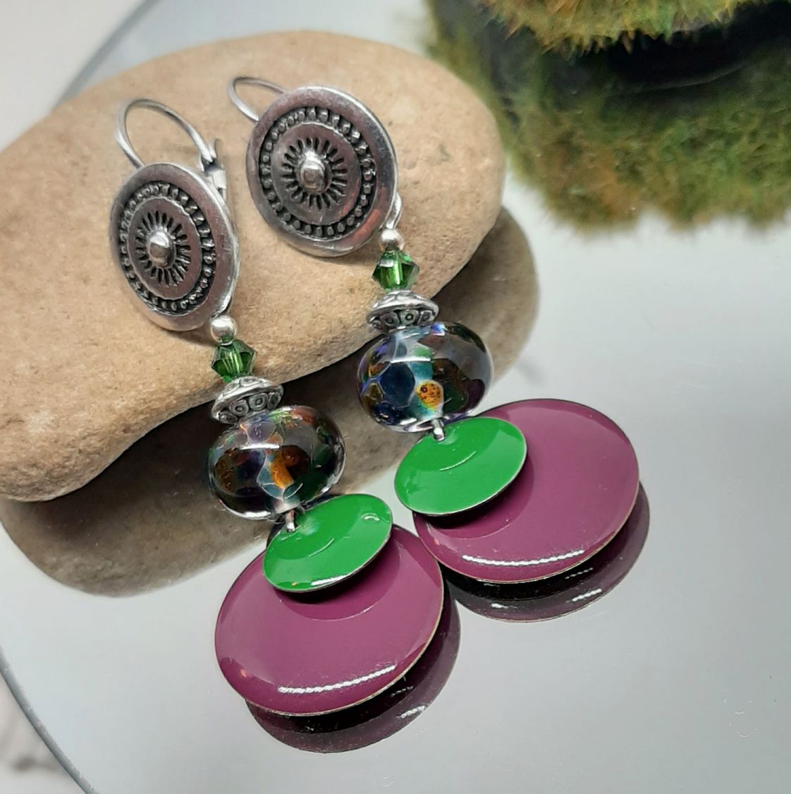 brincos para orelhas furadas verdes e púrpura cores originais e ajuste perfeito em contas de vidro