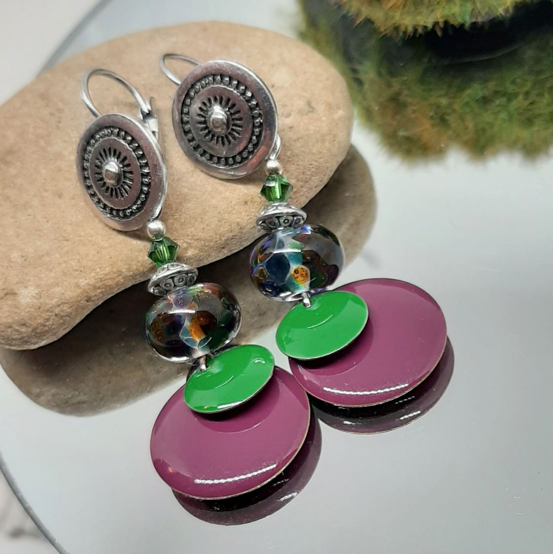 brincos para orelhas furadas verdes e púrpura cores originais e ajuste perfeito em contas de vidro
