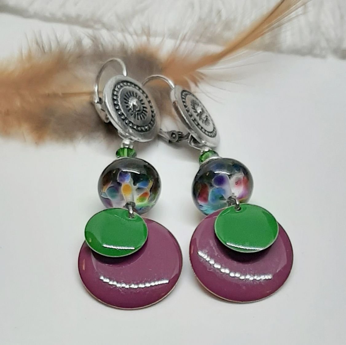 brincos para orelhas furadas verdes e púrpura cores originais e ajuste perfeito em contas de vidro