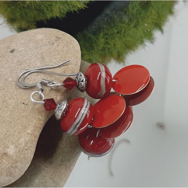 brincos vermelhos com brincos de desenho de arame prateado para orelhas furadas