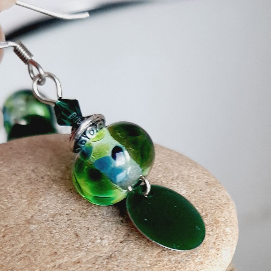 brincos verdes escuros para orelhas furadas com pingente de vidro feito à mão