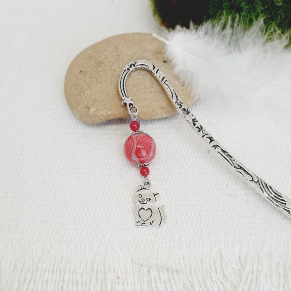 Marcador de pingente de gato com cora&ccedil;&atilde;o e p&eacute;rola cinzento artesanal e cor de morango