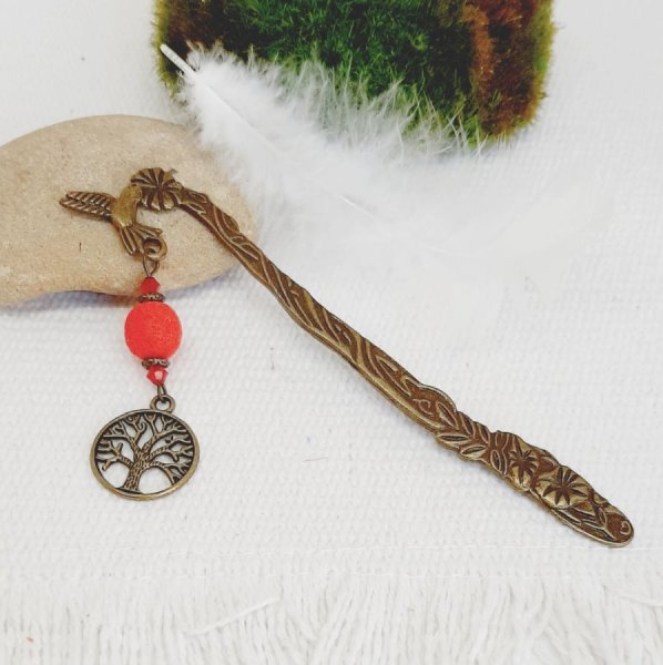 marcador de p&aacute;gina de cor bronze pingente de vida a personalizar com missanga vermelha feita &agrave; m&atilde;o 