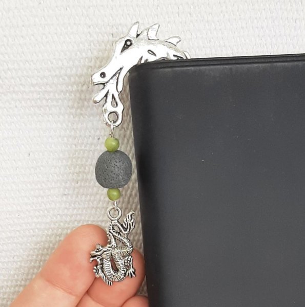 pingente de drag&atilde;o de marca de p&aacute;gina com p&eacute;rolas cinzentas feitas &agrave; m&atilde;o e contas de pedra natural