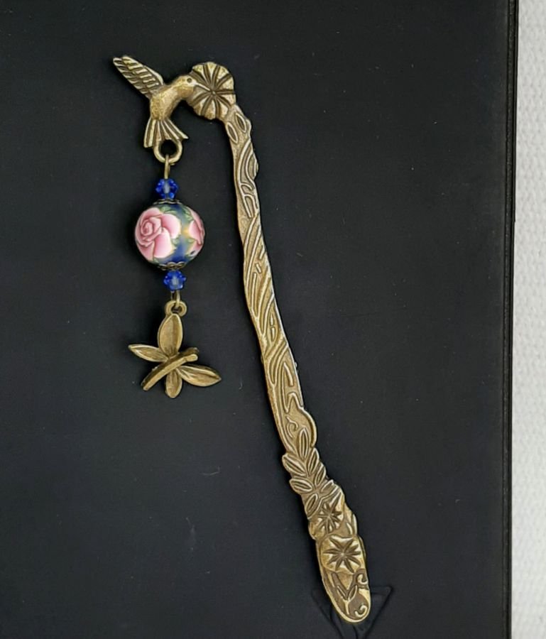 páginas de marca pingente de cor bronze libeluele com pérola sublime com rosa rosa handmadertisanale 