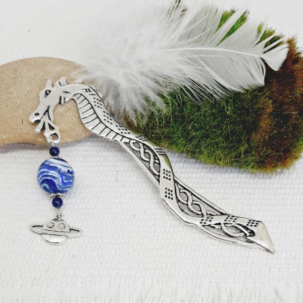 marcador de livros com o tema do belo planeta com o universo ecol&oacute;gico de p&eacute;rolas azuis