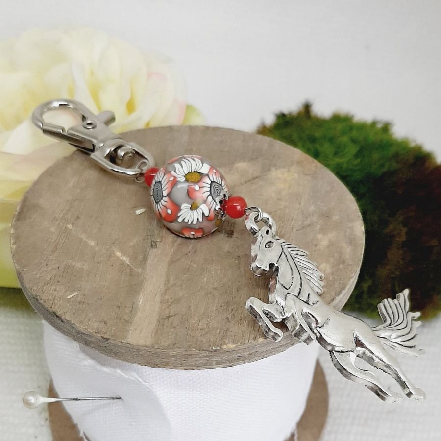 porta-chaves prateado com pingente de cavalo e belas pérolas vermelhas e brancas feitas à mão e pérolas de design coloridas rosa e verde