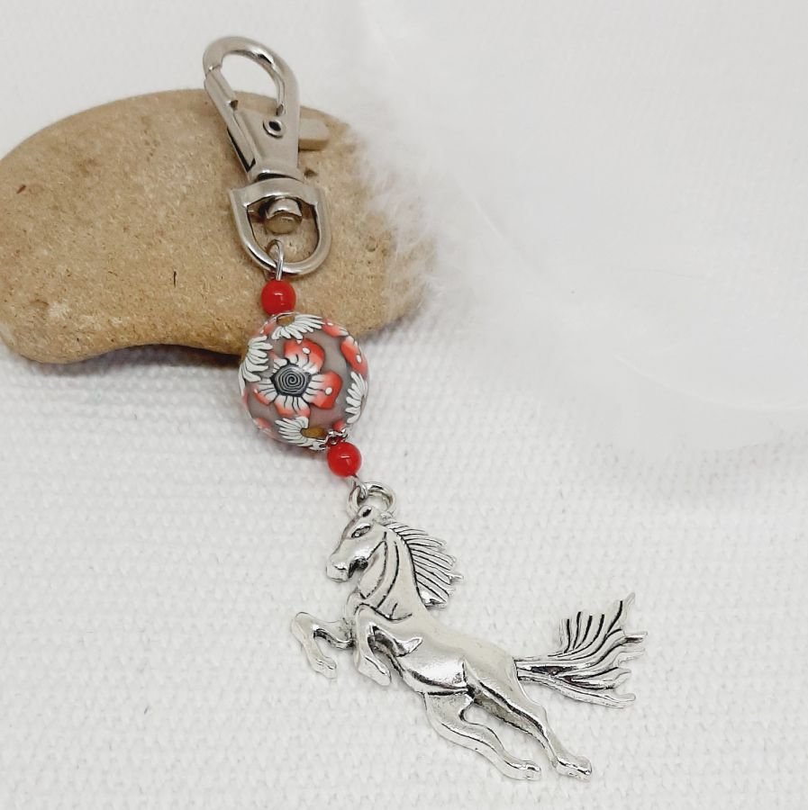 porta-chaves prateado com pingente de cavalo e belas pérolas vermelhas e brancas feitas à mão e pérolas de design coloridas rosa e verde