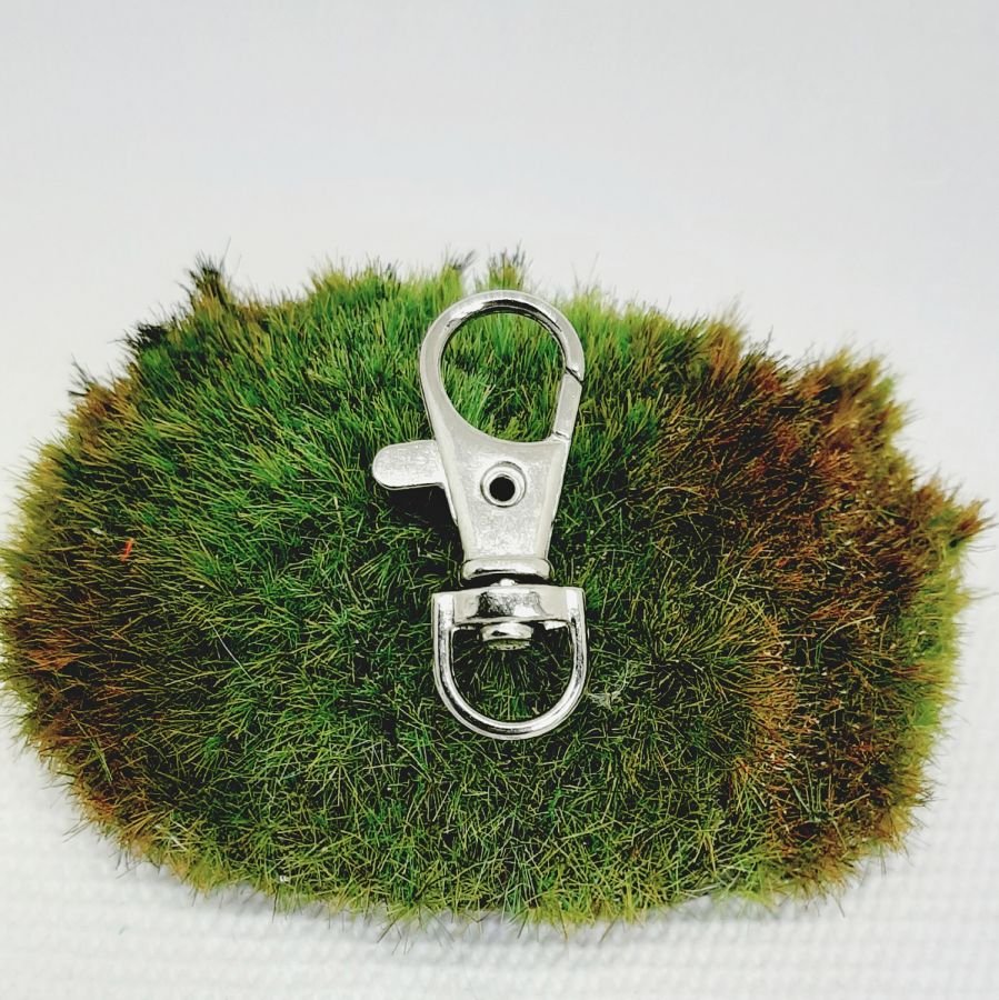 porta-chaves em prata com símbolo da árvore da vida e pérola feita à mão em vermelho vivo e dourado