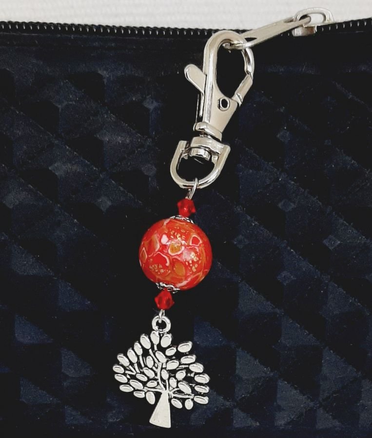porta-chaves em prata com símbolo da árvore da vida e pérola feita à mão em vermelho vivo e dourado