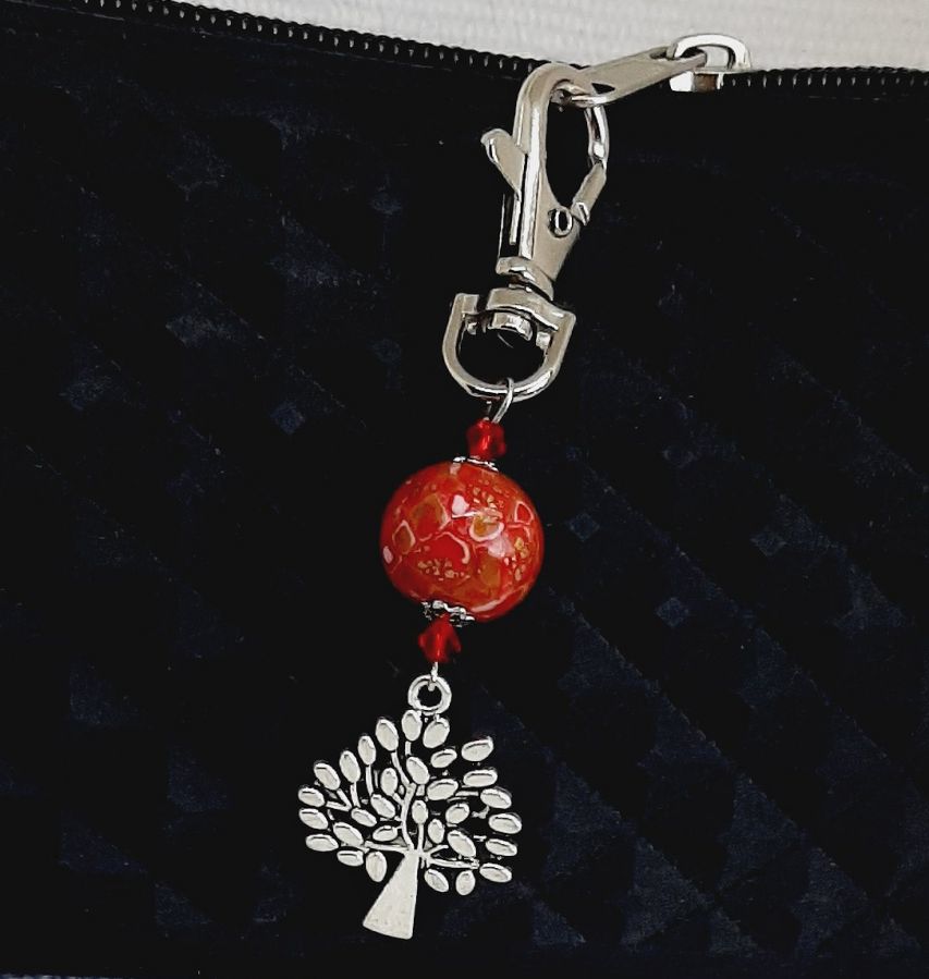 porta-chaves em prata com símbolo da árvore da vida e pérola feita à mão em vermelho vivo e dourado