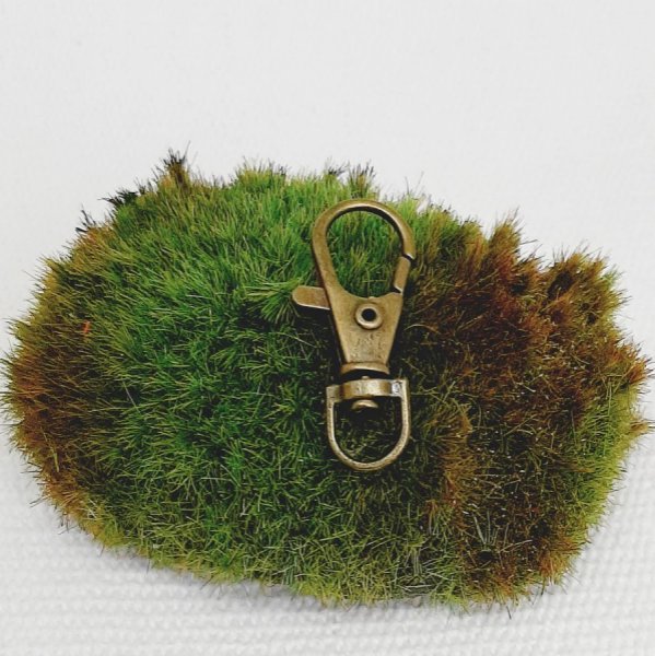 chaveiro medalha duo de p&aacute;ssaros cor bronze e p&eacute;rola floral trabalhada motivo floral verde e vinho leesmulticolour