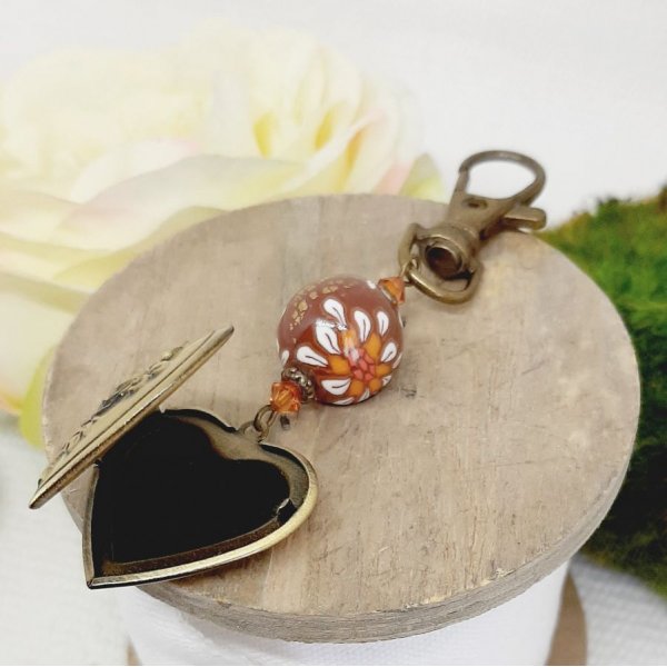 porta-chaves pedentifico com foto e p&eacute;rola em argila polim&eacute;rica castanha e floweraet branco 