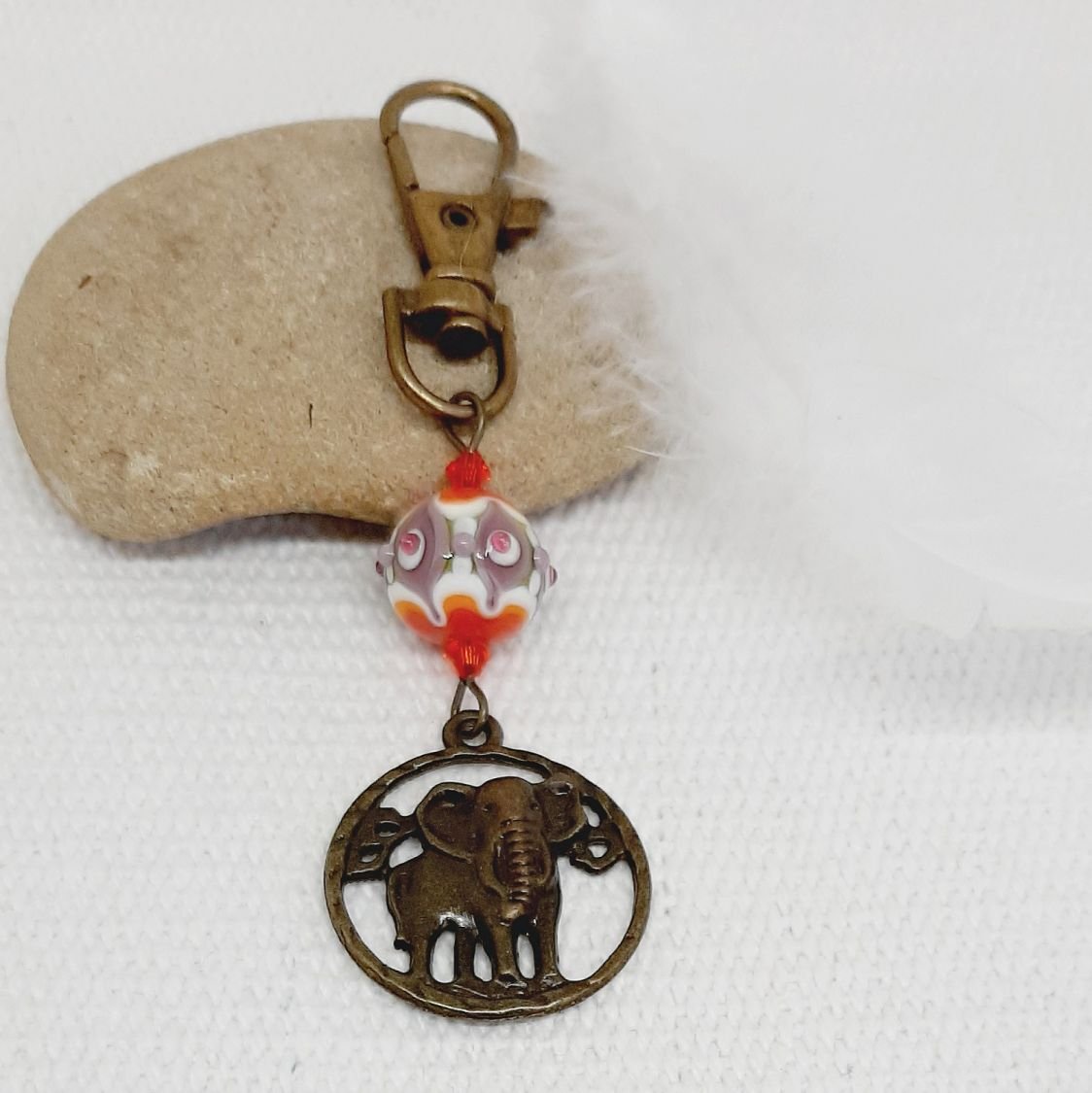 chaveiro pingente de bronze elefante de cor bronze e bela conta de vidro fiada à mão