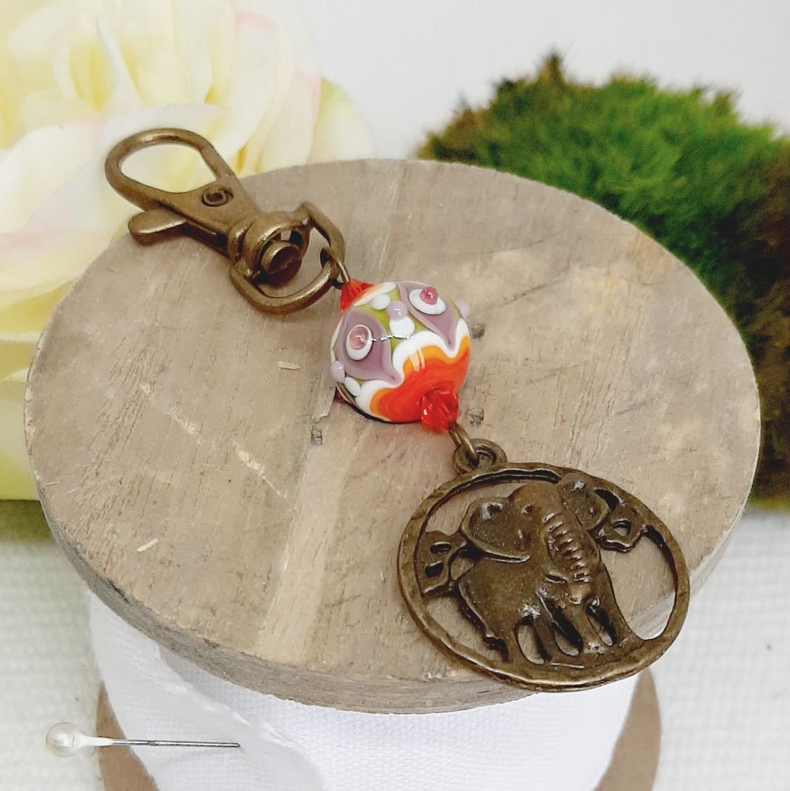 chaveiro pingente de bronze elefante de cor bronze e bela conta de vidro fiada à mão
