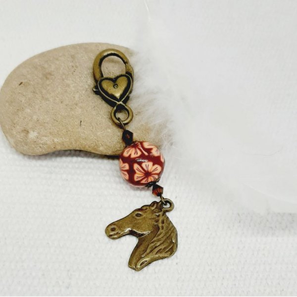 pingente de chaveiro cabe&ccedil;a de cavalo cor bronze e p&eacute;rola laranja e castanha feita &agrave; m&atilde;o