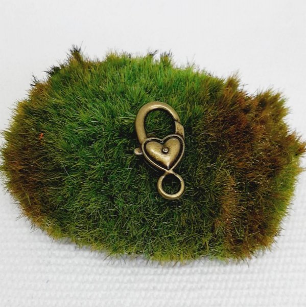 pingente de chaveiro cabe&ccedil;a de cavalo cor bronze e p&eacute;rola laranja e castanha feita &agrave; m&atilde;o