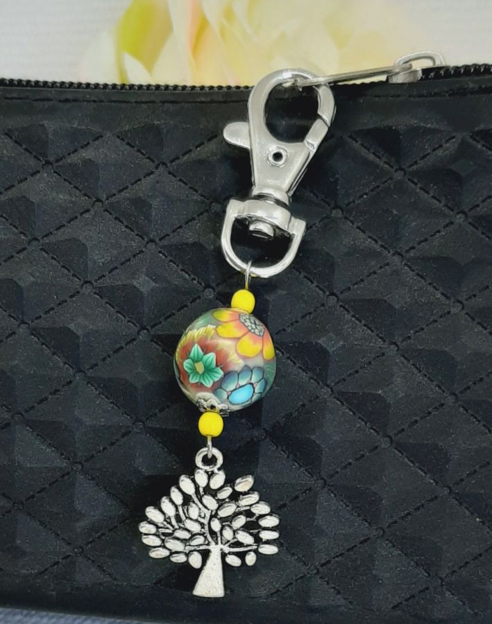 porta-chaves prateado com símbolo de árvore da vida e pérola multicolorida feita à mão