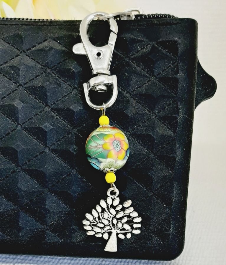 porta-chaves prateado com símbolo de árvore da vida e pérola multicolorida feita à mão