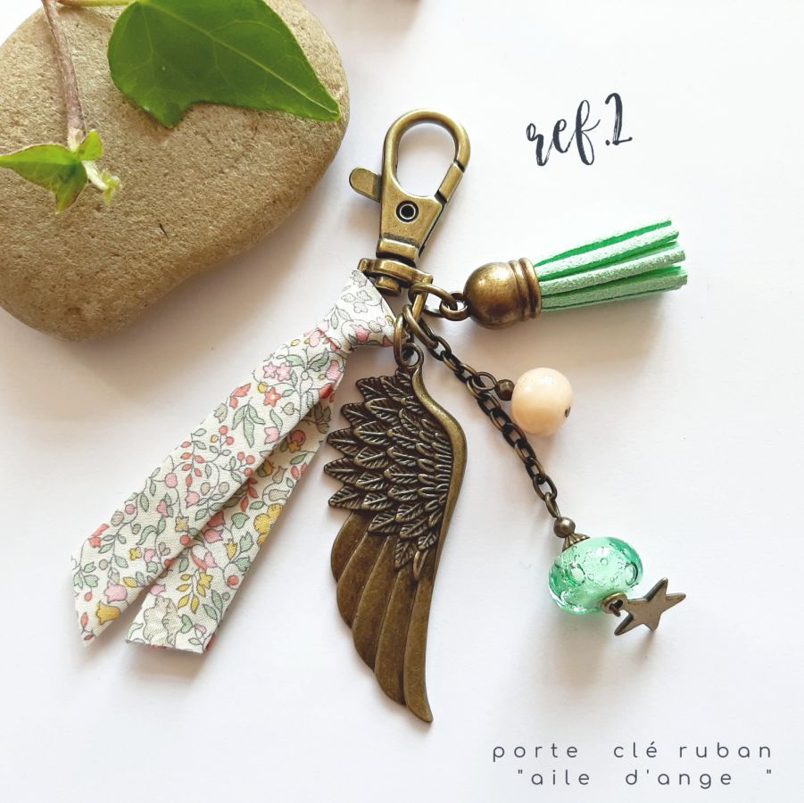 Porta-chaves ou jóia de bolsa com pendente de asa de anjo em cores pastel macias