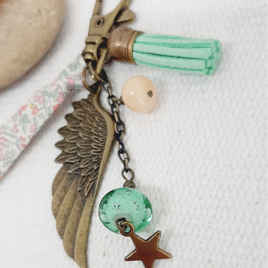 Porta-chaves ou jóia de bolsa com pendente de asa de anjo em cores pastel macias