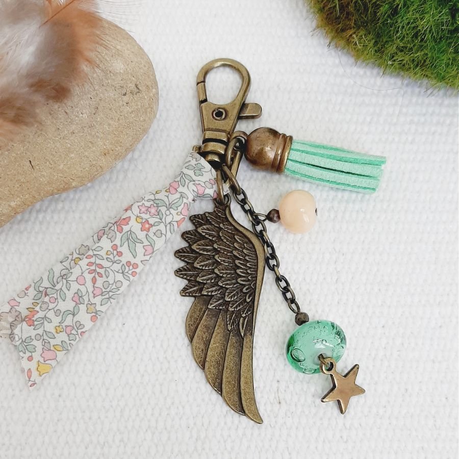 Porta-chaves ou jóia de bolsa com pendente de asa de anjo em cores pastel macias
