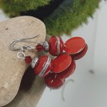 brincos vermelhos com brincos de desenho de arame prateado para orelhas furadas