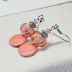 brincos de design rosa salmão com pérolas transparentes feitas à mão