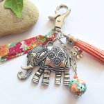 Jóia de bolsa com grande pingente de elefante de prata antiga e fita a condizer para um design único