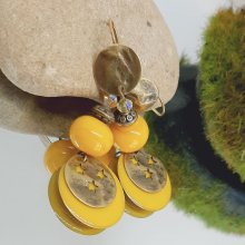 brincos amarelos de ranúnculo e bronze com missangas feitas à mão