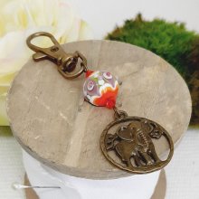 chaveiro pingente de bronze elefante de cor bronze e bela conta de vidro fiada à mão